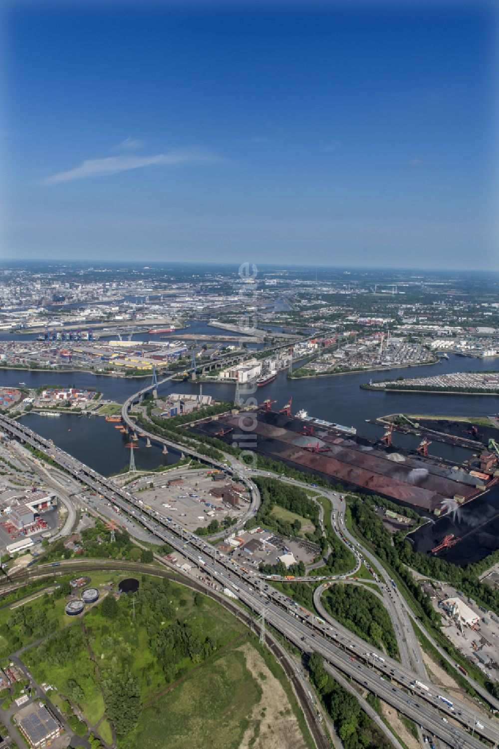 Luftbild Hamburg - Fluß - Brückenbauwerk Köhlbrandbrücke im Ortsteil Steinwerder in Hamburg, Deutschland