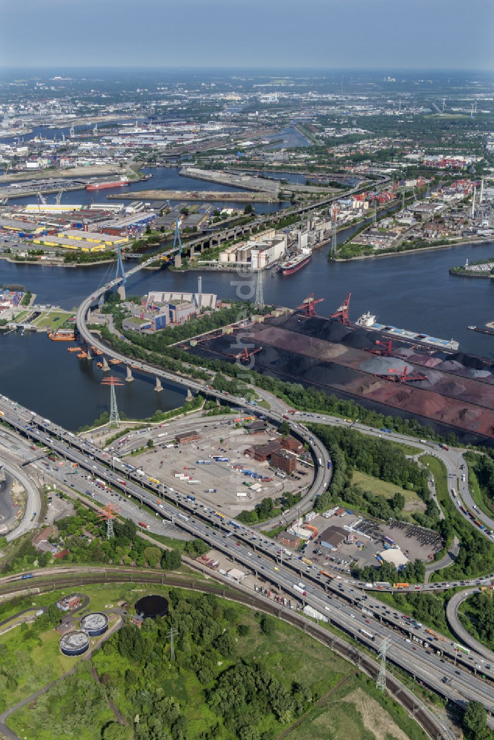 Luftaufnahme Hamburg - Fluß - Brückenbauwerk Köhlbrandbrücke im Ortsteil Steinwerder in Hamburg, Deutschland