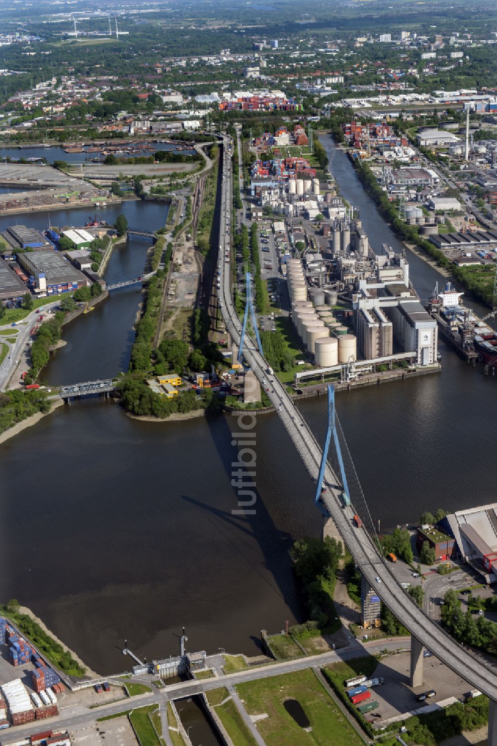 Hamburg von oben - Fluß - Brückenbauwerk Köhlbrandbrücke im Ortsteil Steinwerder in Hamburg, Deutschland