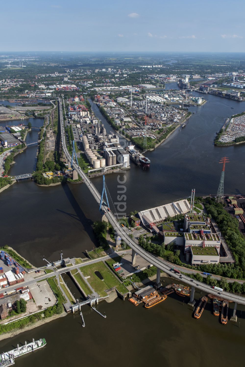 Hamburg aus der Vogelperspektive: Fluß - Brückenbauwerk Köhlbrandbrücke im Ortsteil Steinwerder in Hamburg, Deutschland