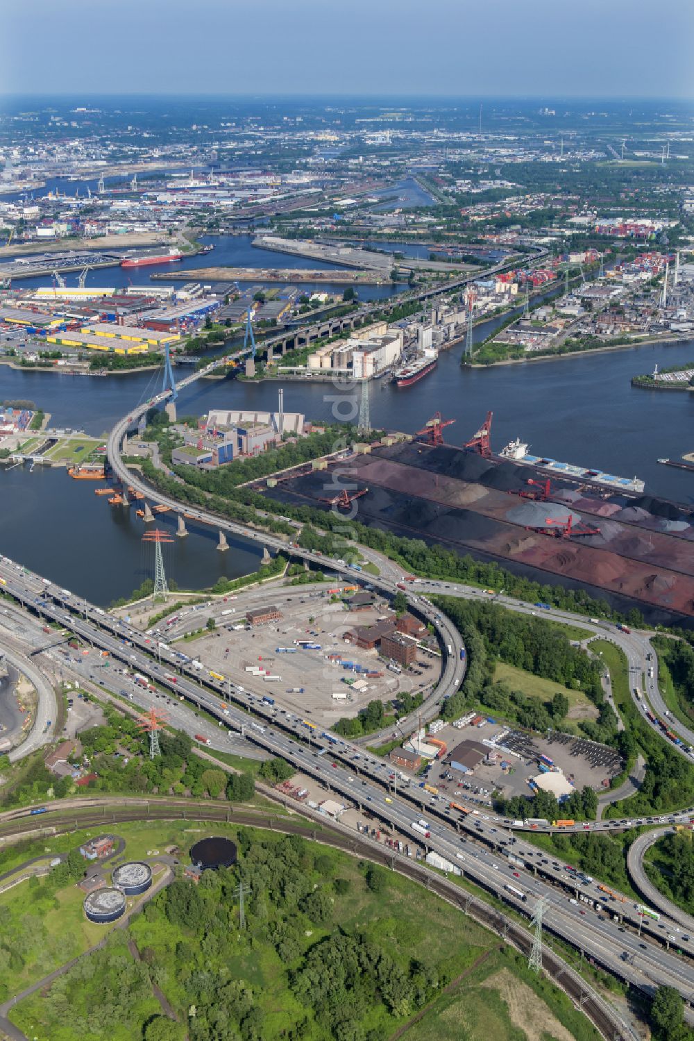 Luftaufnahme Hamburg - Fluß - Brückenbauwerk Köhlbrandbrücke im Ortsteil Steinwerder in Hamburg, Deutschland