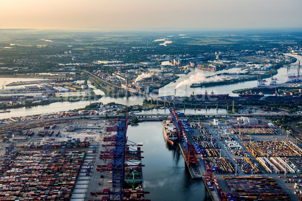 Hamburg aus der Vogelperspektive: Fluß - Brückenbauwerk Köhlbrandbrücke im Ortsteil Steinwerder in Hamburg, Deutschland