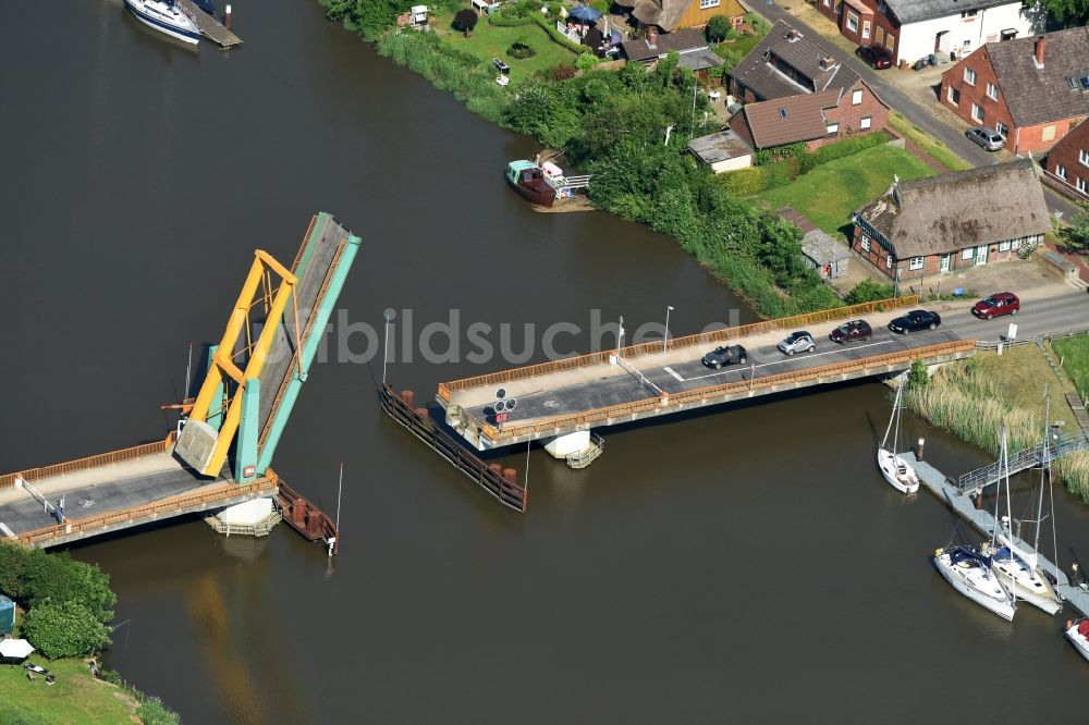 Heiligenstedten aus der Vogelperspektive: Fluß - Brückenbauwerk der Klappbrücke über die Ufer des Stör- Flußverlaufes in Heiligenstedten im Bundesland Schleswig-Holstein