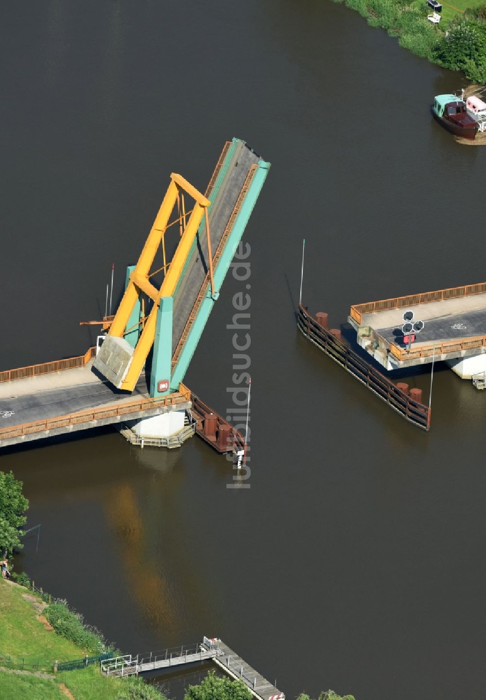 Luftbild Heiligenstedten - Fluß - Brückenbauwerk der Klappbrücke über die Ufer des Stör- Flußverlaufes in Heiligenstedten im Bundesland Schleswig-Holstein