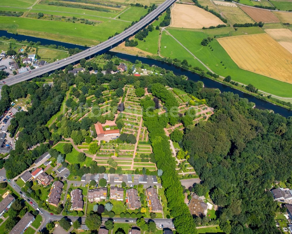 Hattingen von oben - Fluß - Brückenbauwerk der Klosterstraße über die Ruhr in Hattingen im Bundesland Nordrhein-Westfalen