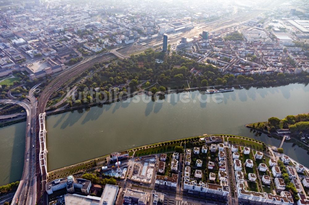 Luftbild Ludwigshafen am Rhein - Fluß - Brückenbauwerk der Konradadenauerbrücke für Bahn und B37 über den Rhein in Ludwigshafen am Rhein im Bundesland Rheinland-Pfalz, Deutschland