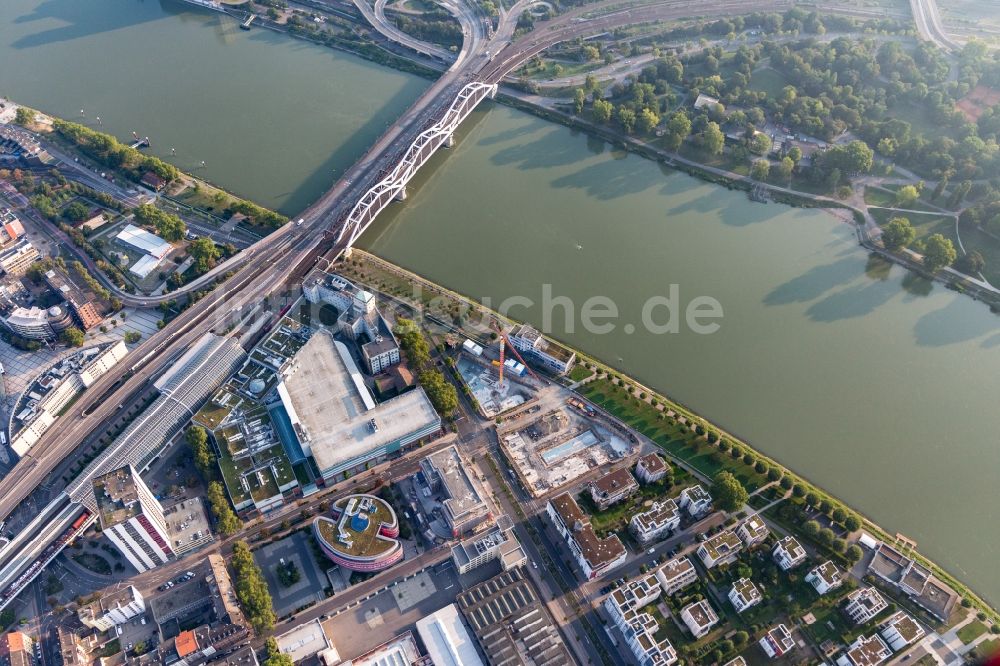 Luftaufnahme Ludwigshafen am Rhein - Fluß - Brückenbauwerk der Konradadenauerbrücke für Bahn und B37 über den Rhein in Ludwigshafen am Rhein im Bundesland Rheinland-Pfalz, Deutschland