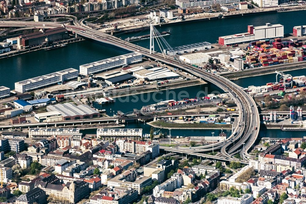 Mannheim aus der Vogelperspektive: Fluß - Brückenbauwerk Kurt-Schumacher-Brücke über den Rhein in Mannheim im Bundesland Baden-Württemberg, Deutschland