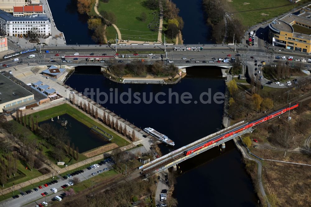 Potsdam aus der Vogelperspektive: Fluß - Brückenbauwerk Lange Brücke im Ortsteil Innenstadt in Potsdam im Bundesland Brandenburg