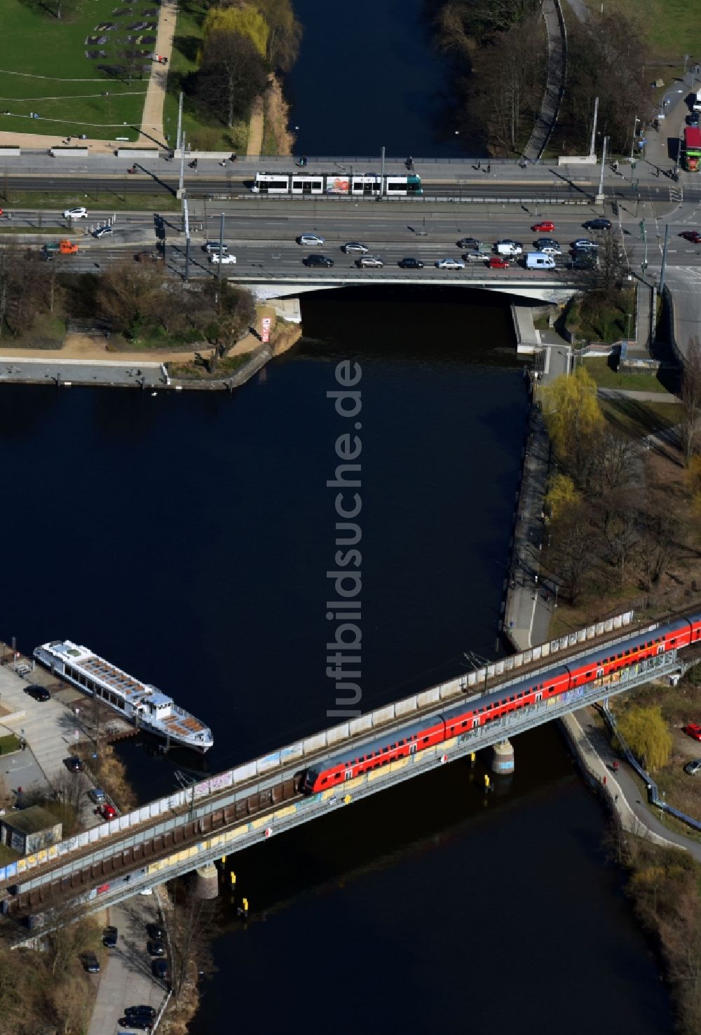 Luftbild Potsdam - Fluß - Brückenbauwerk Lange Brücke im Ortsteil Innenstadt in Potsdam im Bundesland Brandenburg