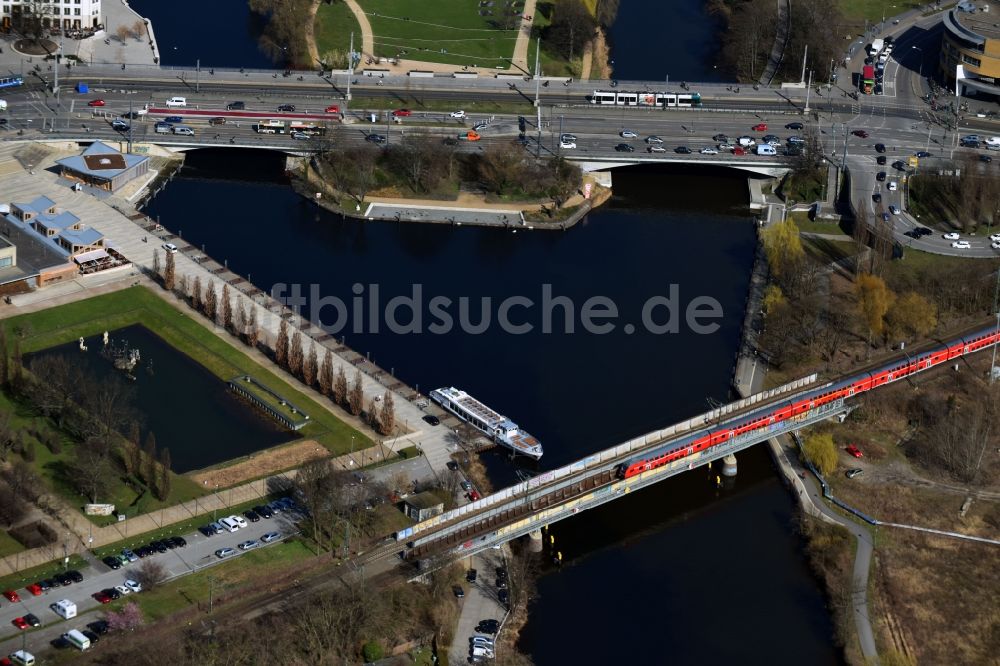 Luftaufnahme Potsdam - Fluß - Brückenbauwerk Lange Brücke im Ortsteil Innenstadt in Potsdam im Bundesland Brandenburg