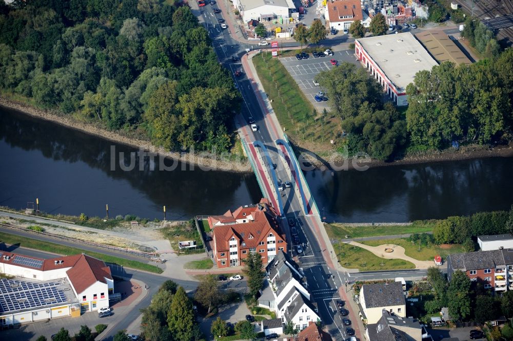 Luftaufnahme Bremen - Fluß - Brückenbauwerk Lesumbrücke über dem Fluss Lesum im Ortsteil Burglesum im Norden von Bremen