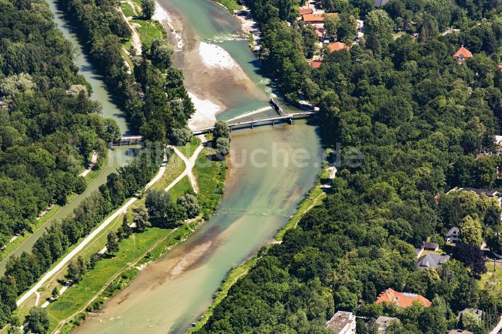 München von oben - Fluß - Brückenbauwerk Marienklauenbrücke am Flussverlauf der Isar in München im Bundesland Bayern, Deutschland