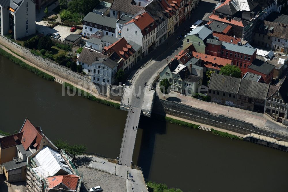 Luftaufnahme Bernburg (Saale) - Fluß - Brückenbauwerk der Marktbrücke in Bernburg (Saale) im Bundesland Sachsen-Anhalt