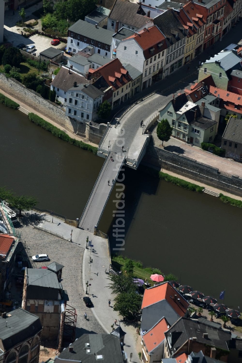 Bernburg (Saale) von oben - Fluß - Brückenbauwerk der Marktbrücke in Bernburg (Saale) im Bundesland Sachsen-Anhalt