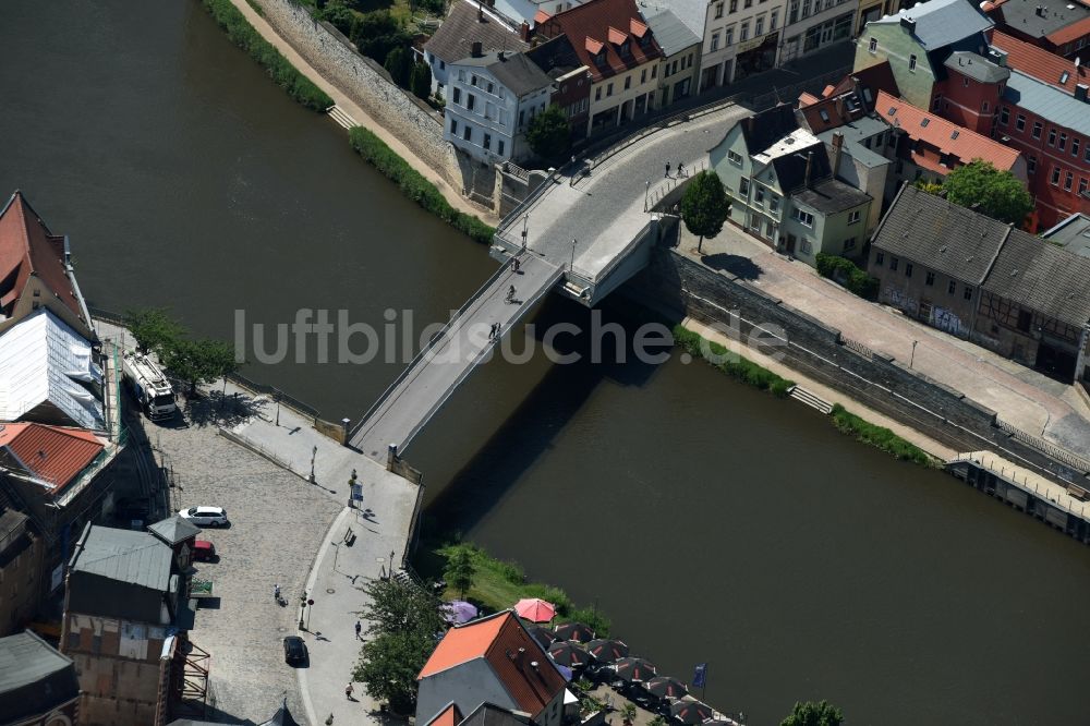 Bernburg (Saale) aus der Vogelperspektive: Fluß - Brückenbauwerk der Marktbrücke in Bernburg (Saale) im Bundesland Sachsen-Anhalt