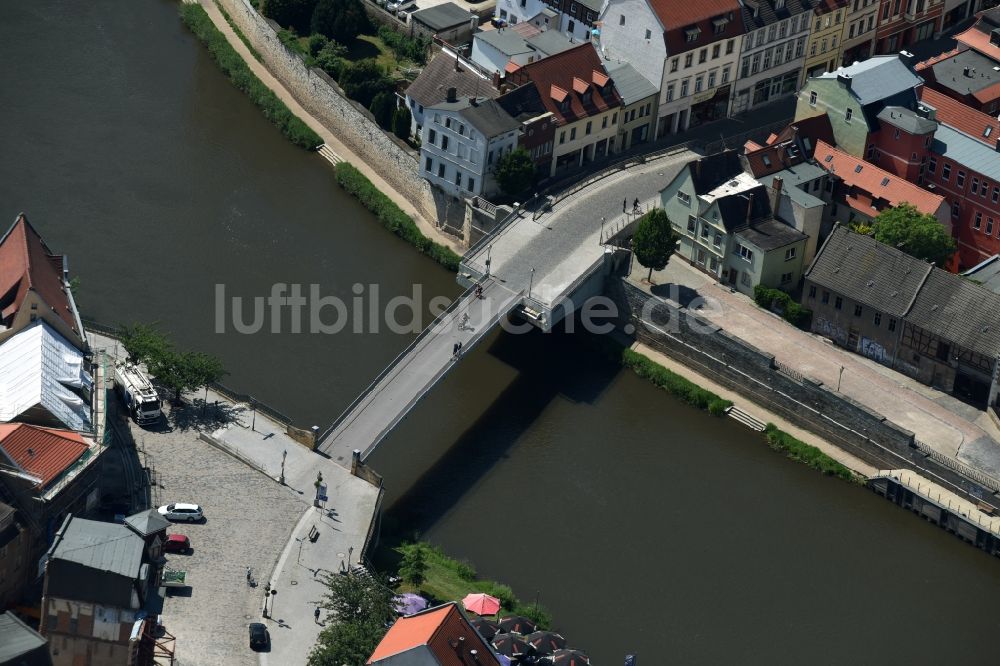 Luftbild Bernburg (Saale) - Fluß - Brückenbauwerk der Marktbrücke in Bernburg (Saale) im Bundesland Sachsen-Anhalt