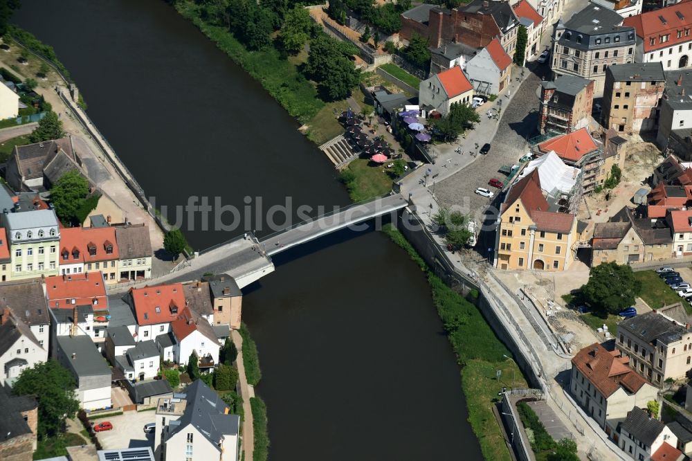 Bernburg (Saale) von oben - Fluß - Brückenbauwerk der Marktbrücke in Bernburg (Saale) im Bundesland Sachsen-Anhalt