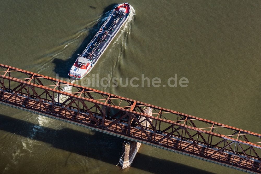 Luftbild Duisburg - Fluß - Brückenbauwerk Moerser Straße in Duisburg im Bundesland Nordrhein-Westfalen