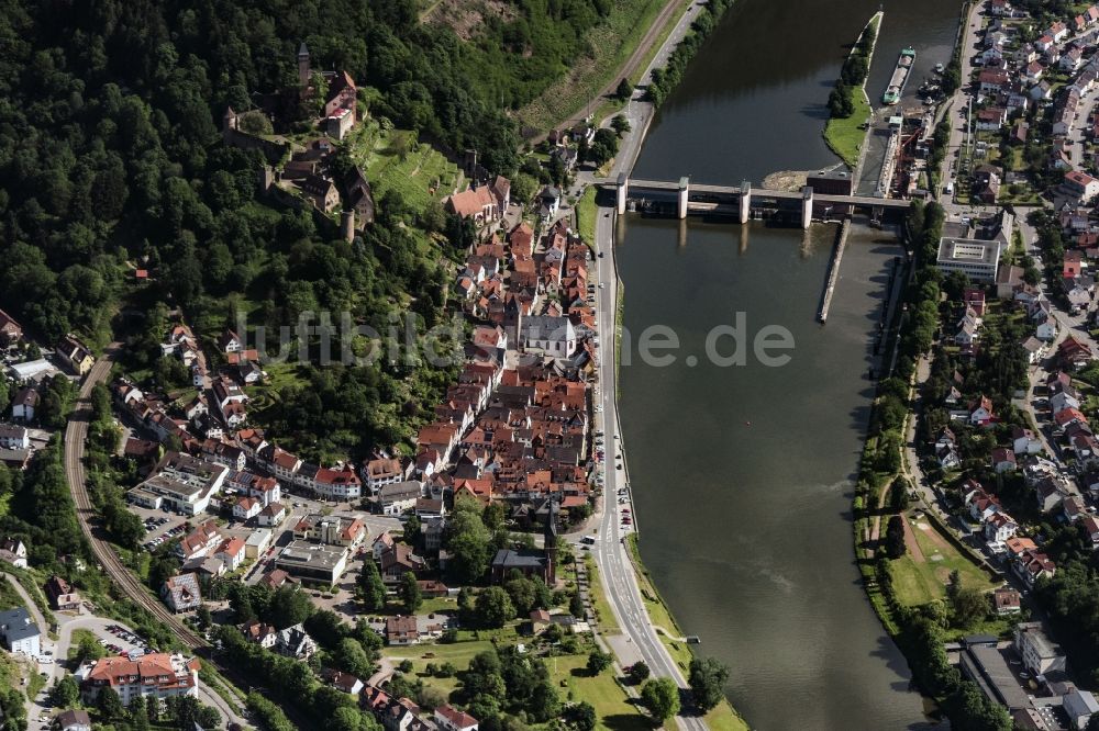 Hirschhorn (Neckar) aus der Vogelperspektive: Fluß - Brückenbauwerk an der Neckar in Hirschhorn (Neckar) im Bundesland Hessen, Deutschland