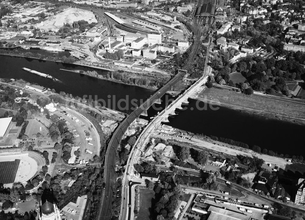 Luftaufnahme Dresden - Fluß - Brückenbauwerk Neue Elbbrücke über die Elbe in Dresden im Bundesland Sachsen