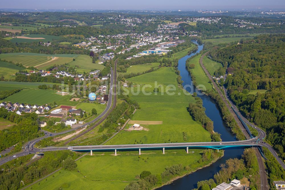 Wetter (Ruhr) aus der Vogelperspektive: Fluß - Brückenbauwerk der neuen Ruhrbrücke am Ortsausgang Wetter im Bundesland Nordrhein-Westfalen