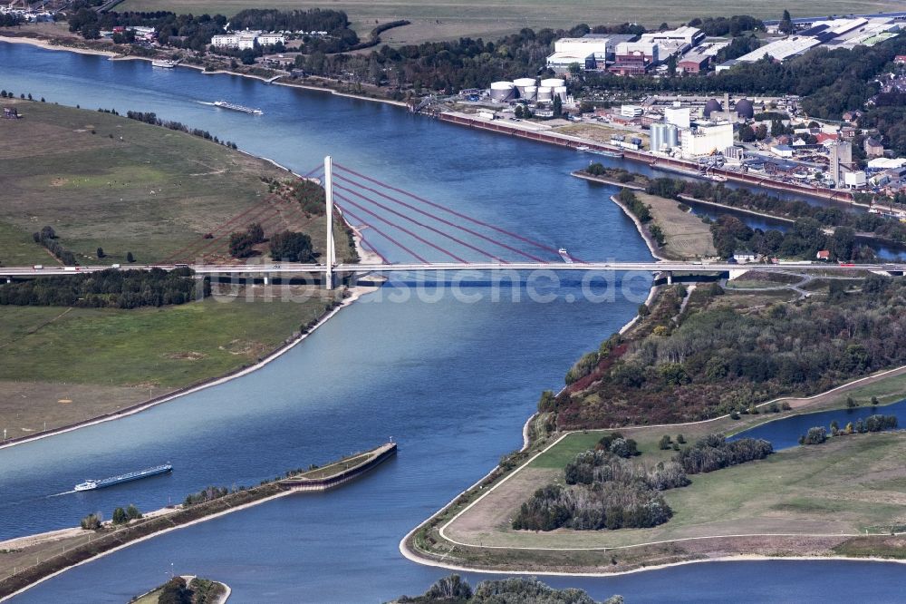 Luftaufnahme Wesel - Fluß - Brückenbauwerk Niederrheinbrücke in Wesel im Bundesland Nordrhein-Westfalen, Deutschland