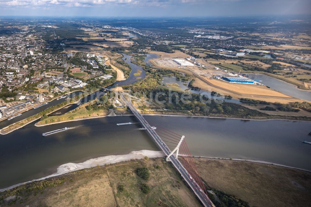 Luftaufnahme Wesel - Fluß - Brückenbauwerk Niederrheinbrücke in Wesel im Bundesland Nordrhein-Westfalen, Deutschland