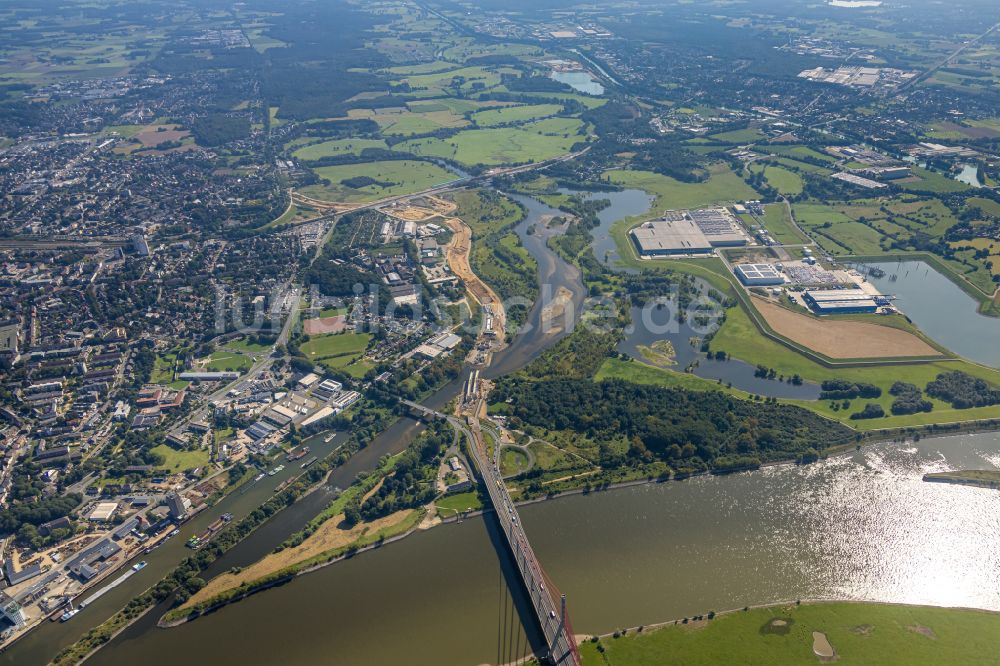 Luftaufnahme Wesel - Fluß - Brückenbauwerk Niederrheinbrücke in Wesel im Bundesland Nordrhein-Westfalen, Deutschland