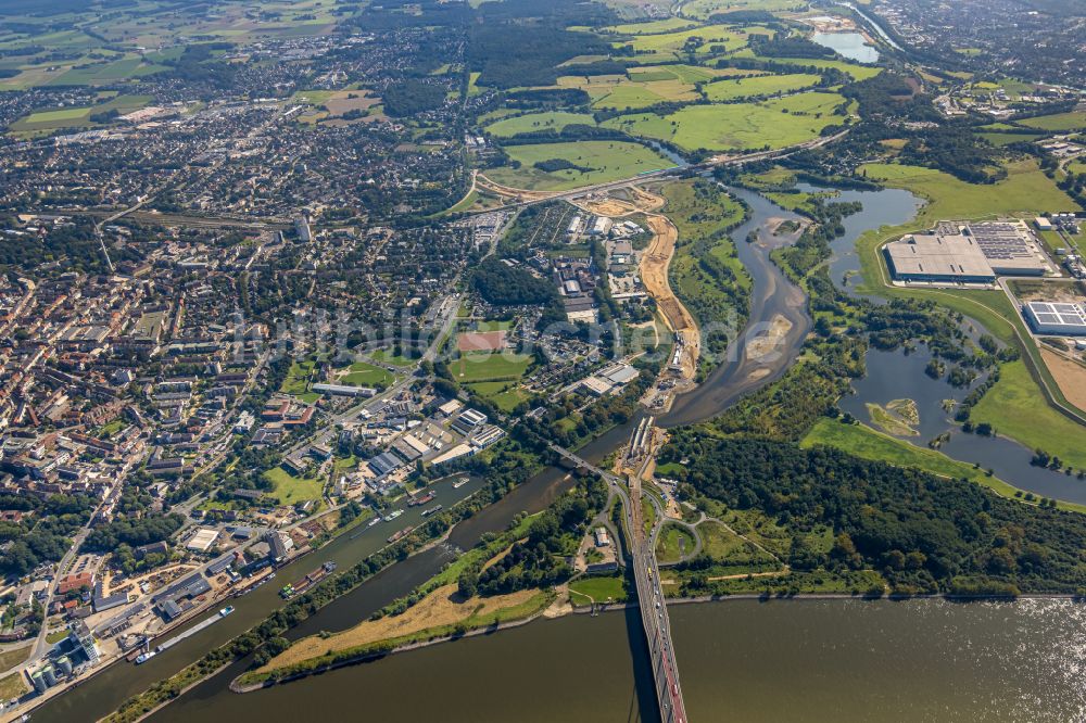 Wesel von oben - Fluß - Brückenbauwerk Niederrheinbrücke in Wesel im Bundesland Nordrhein-Westfalen, Deutschland