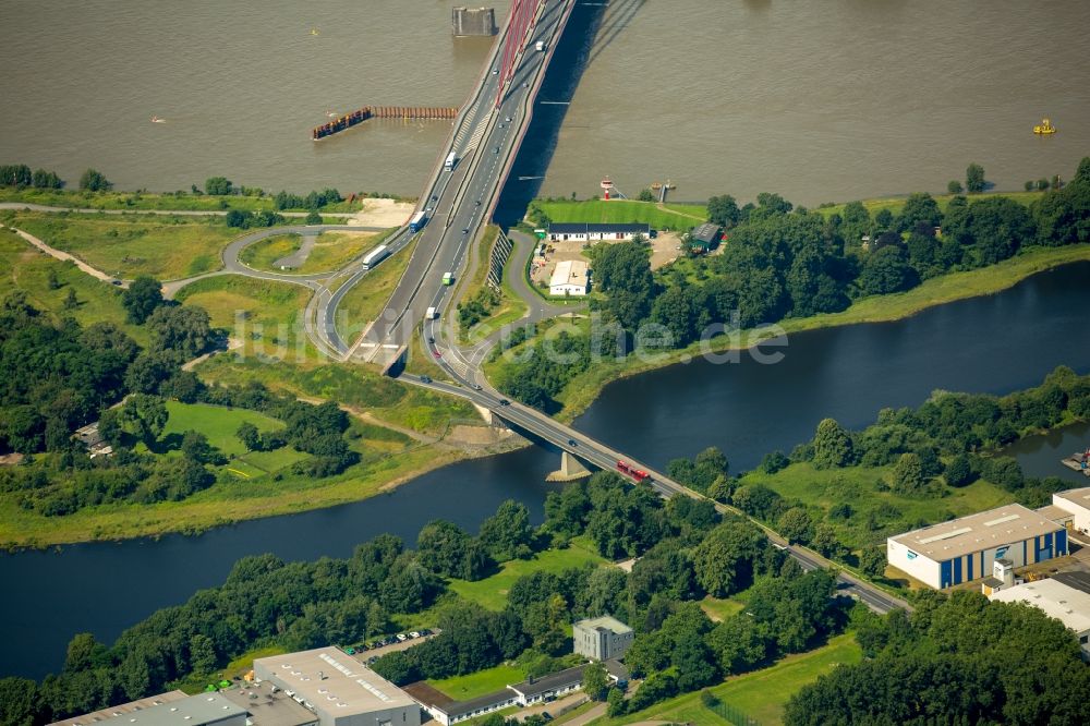 Luftaufnahme Wesel - Fluß - Brückenbauwerk der Niederrheinrücke in Wesel im Bundesland Nordrhein-Westfalen