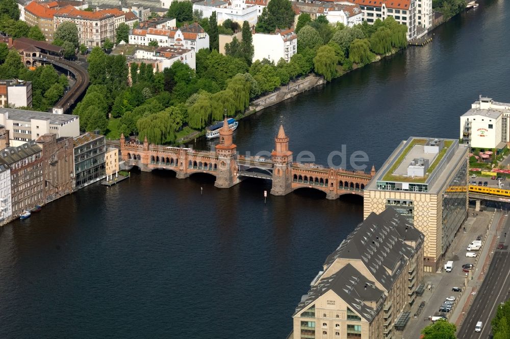 Luftbild Berlin - Fluß - Brückenbauwerk Oberbaumbrücke über die Ufer der Spree in Berlin