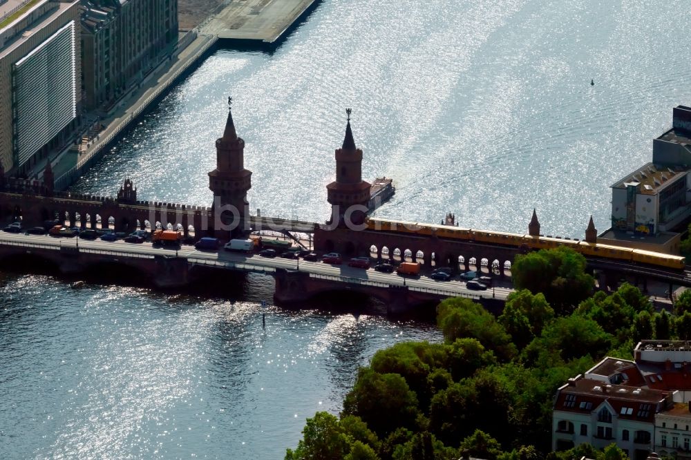 Luftbild Berlin - Fluß - Brückenbauwerk Oberbaumbrücke über die Ufer der Spree in Berlin