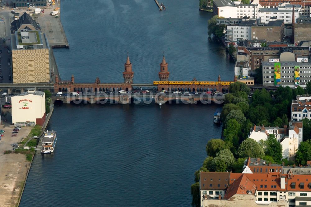 Luftaufnahme Berlin - Fluß - Brückenbauwerk Oberbaumbrücke über die Ufer der Spree in Berlin