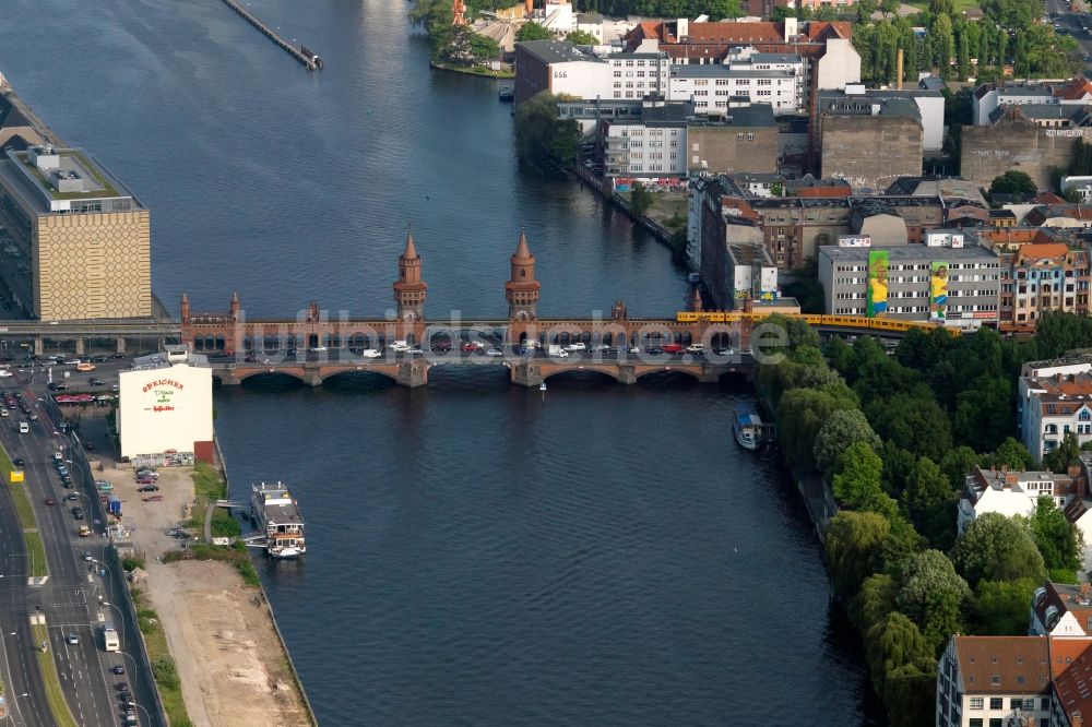 Berlin von oben - Fluß - Brückenbauwerk Oberbaumbrücke über die Ufer der Spree in Berlin