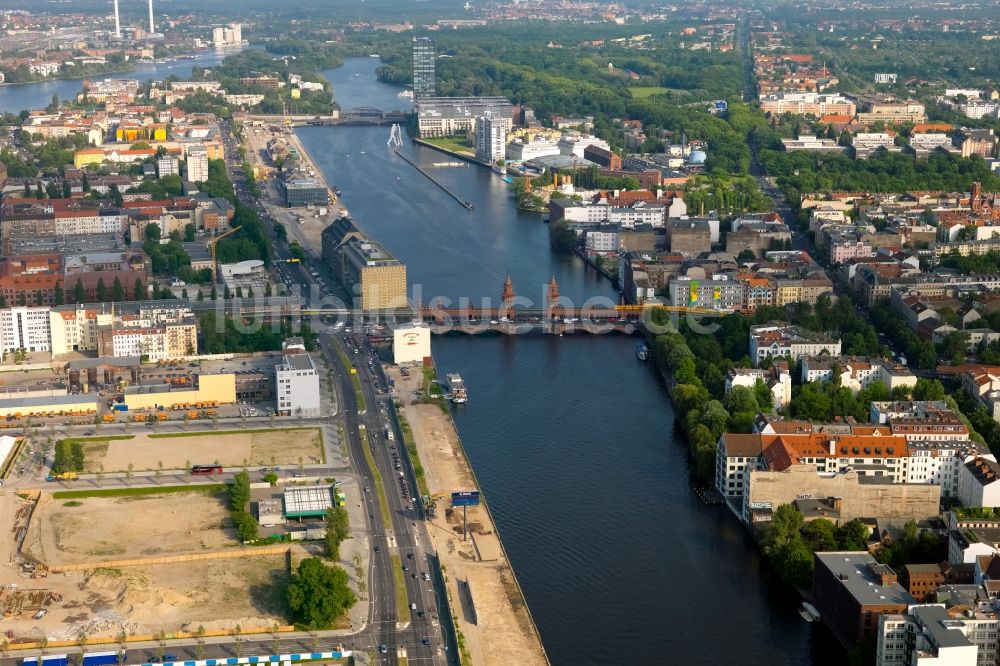 Luftbild Berlin - Fluß - Brückenbauwerk Oberbaumbrücke über die Ufer der Spree in Berlin