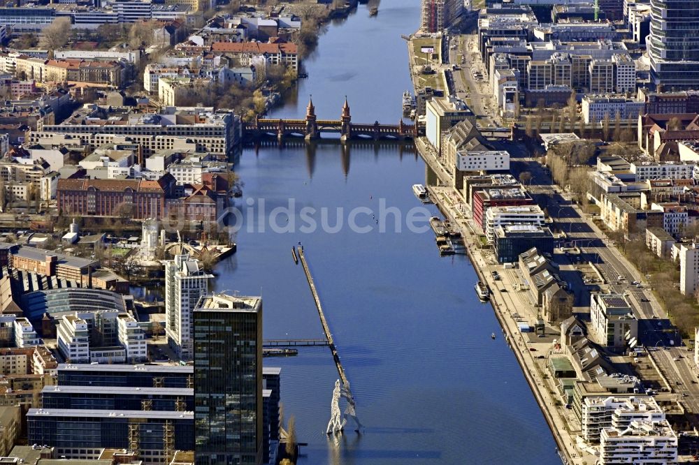 Berlin von oben - Fluß - Brückenbauwerk Oberbaumbrücke über die Ufer der Spree in Berlin