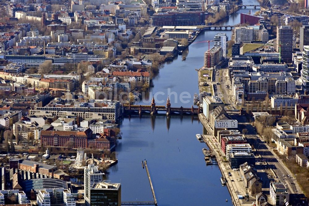 Luftbild Berlin - Fluß - Brückenbauwerk Oberbaumbrücke über die Ufer der Spree in Berlin