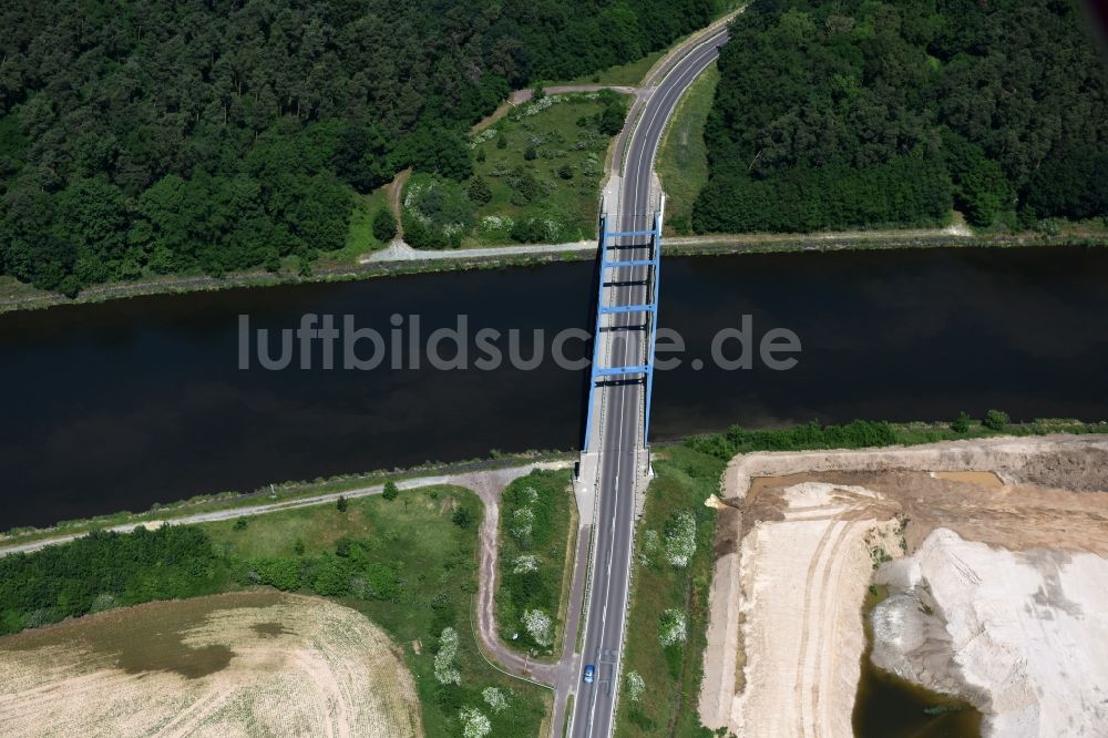 Luftaufnahme Burg - Fluß - Brückenbauwerk Parchauer Straßenbrücke in Burg im Bundesland Sachsen-Anhalt