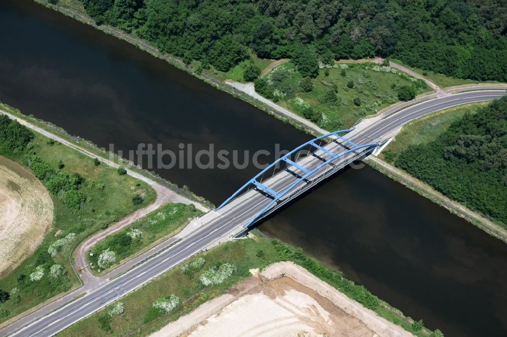 Burg von oben - Fluß - Brückenbauwerk Parchauer Straßenbrücke in Burg im Bundesland Sachsen-Anhalt