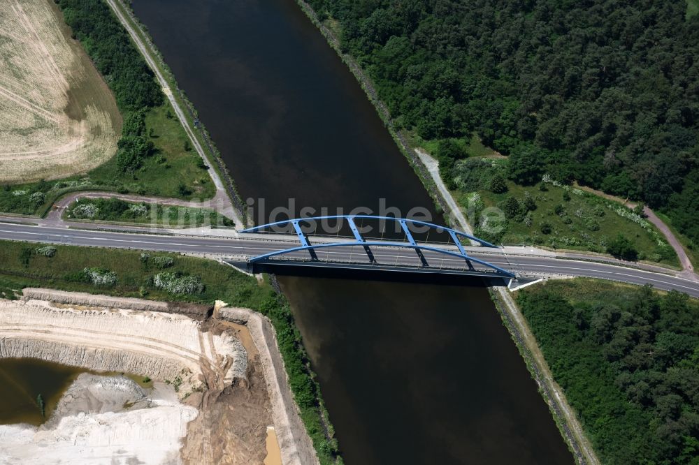 Burg aus der Vogelperspektive: Fluß - Brückenbauwerk Parchauer Straßenbrücke in Burg im Bundesland Sachsen-Anhalt