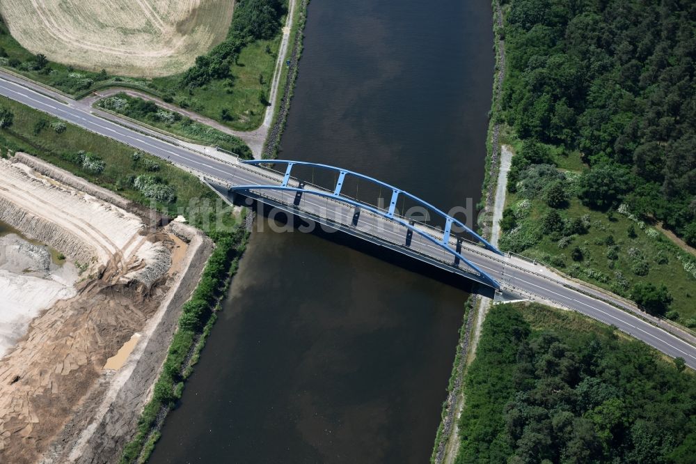 Luftbild Burg - Fluß - Brückenbauwerk Parchauer Straßenbrücke in Burg im Bundesland Sachsen-Anhalt