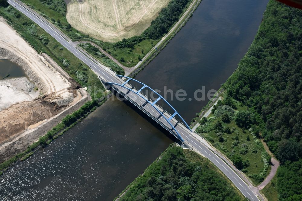 Luftaufnahme Burg - Fluß - Brückenbauwerk Parchauer Straßenbrücke in Burg im Bundesland Sachsen-Anhalt