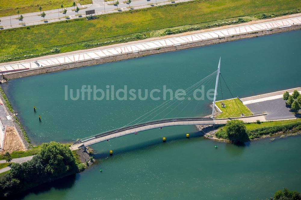 Luftaufnahme Gelsenkirchen - Fluß - Brückenbauwerk am Rhein-Herne-Kanal in Gelsenkirchen im Bundesland Nordrhein-Westfalen - NRW, Deutschland