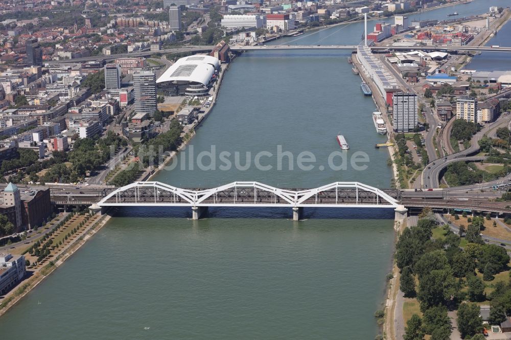 Ludwigshafen am Rhein von oben - Fluß - Brückenbauwerk des Rhein in Ludwigshafen am Rhein im Bundesland Rheinland-Pfalz, Deutschland