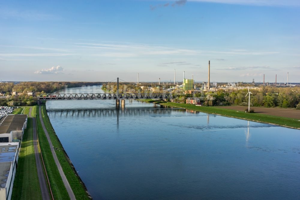 Karlsruhe aus der Vogelperspektive: Fluß - Brückenbauwerk am Rhein- Ufer in Karlsruhe im Bundesland Baden-Württemberg