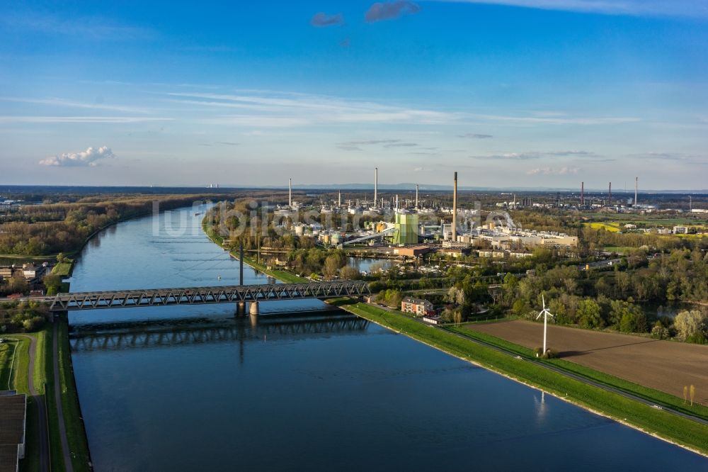 Luftbild Karlsruhe - Fluß - Brückenbauwerk am Rhein- Ufer in Karlsruhe im Bundesland Baden-Württemberg