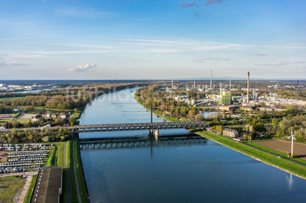 Luftaufnahme Karlsruhe - Fluß - Brückenbauwerk am Rhein- Ufer in Karlsruhe im Bundesland Baden-Württemberg