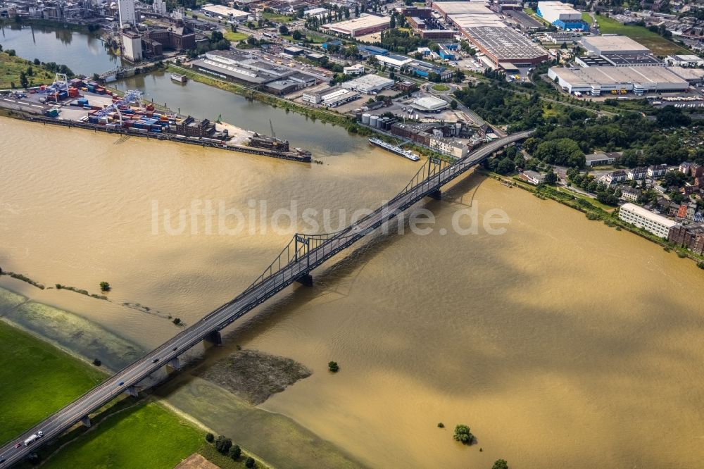 Luftaufnahme Krefeld - Fluß - Brückenbauwerk Rheinbrücke Krefeld-Uerdingen über den Rhein im Ortsteil Duisburg Süd in Krefeld im Bundesland Nordrhein-Westfalen, Deutschland