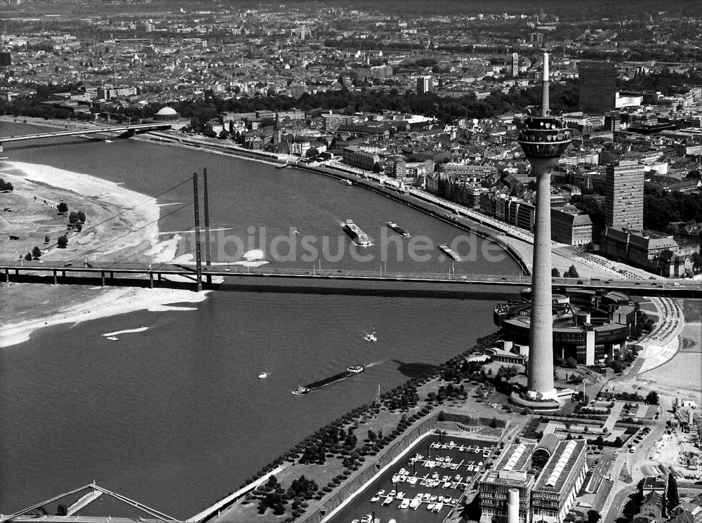 Düsseldorf aus der Vogelperspektive: Fluß - Brückenbauwerk Rheinkniebrücke in Düsseldorf im Bundesland Nordrhein-Westfalen, Deutschland